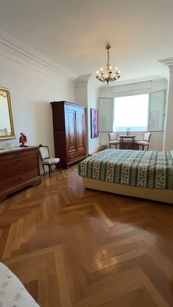 Chambre avec fenêtre sur la mer