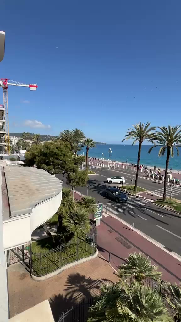 Vue sur la Promenade des Anglais et la mer depuis l'appartement